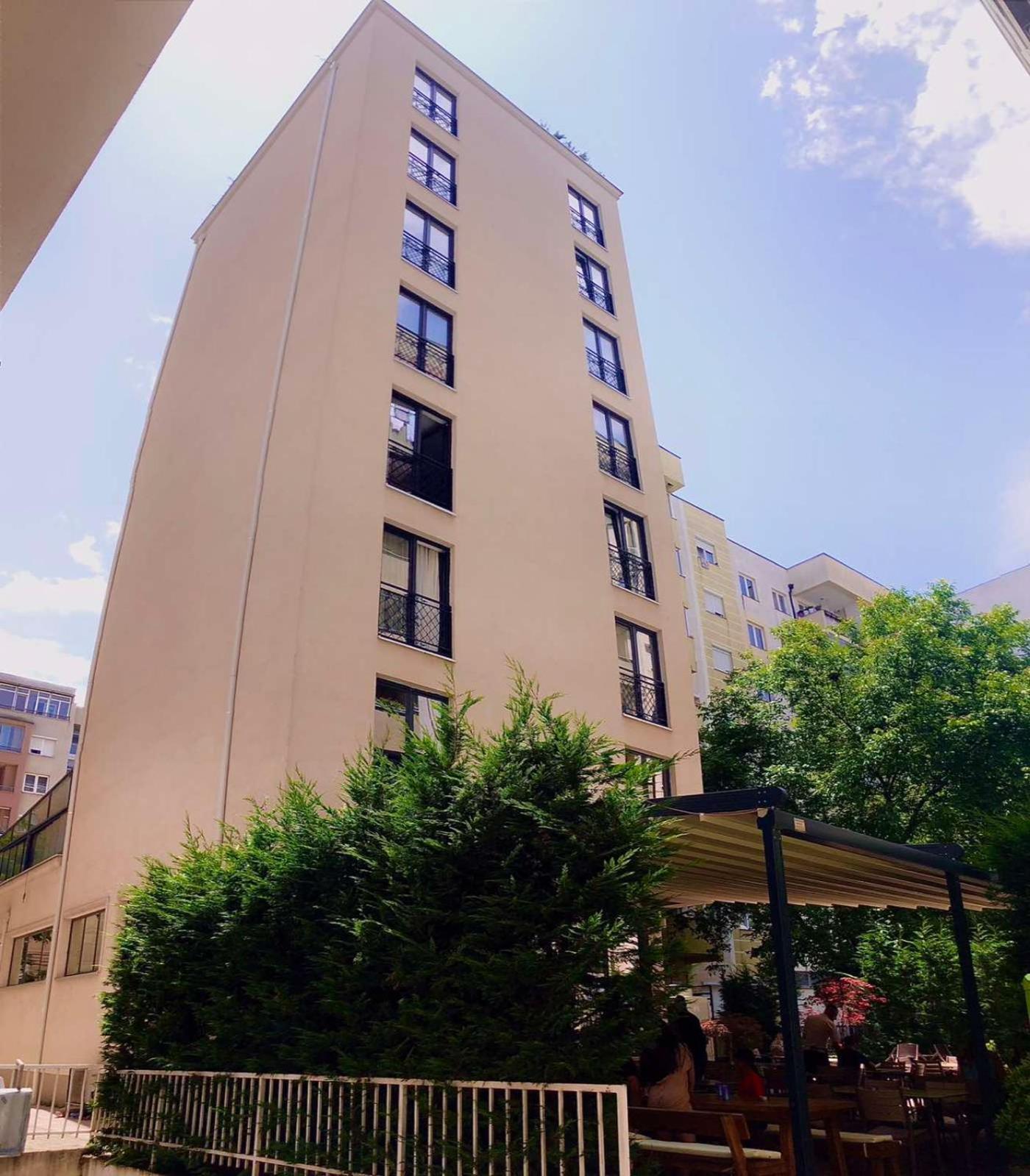 Qama Hotel Pristina Exterior photo