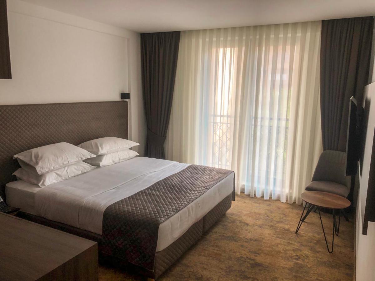 Qama Hotel Pristina Exterior photo