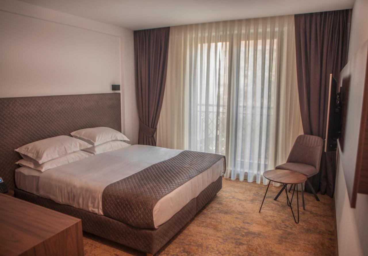 Qama Hotel Pristina Exterior photo