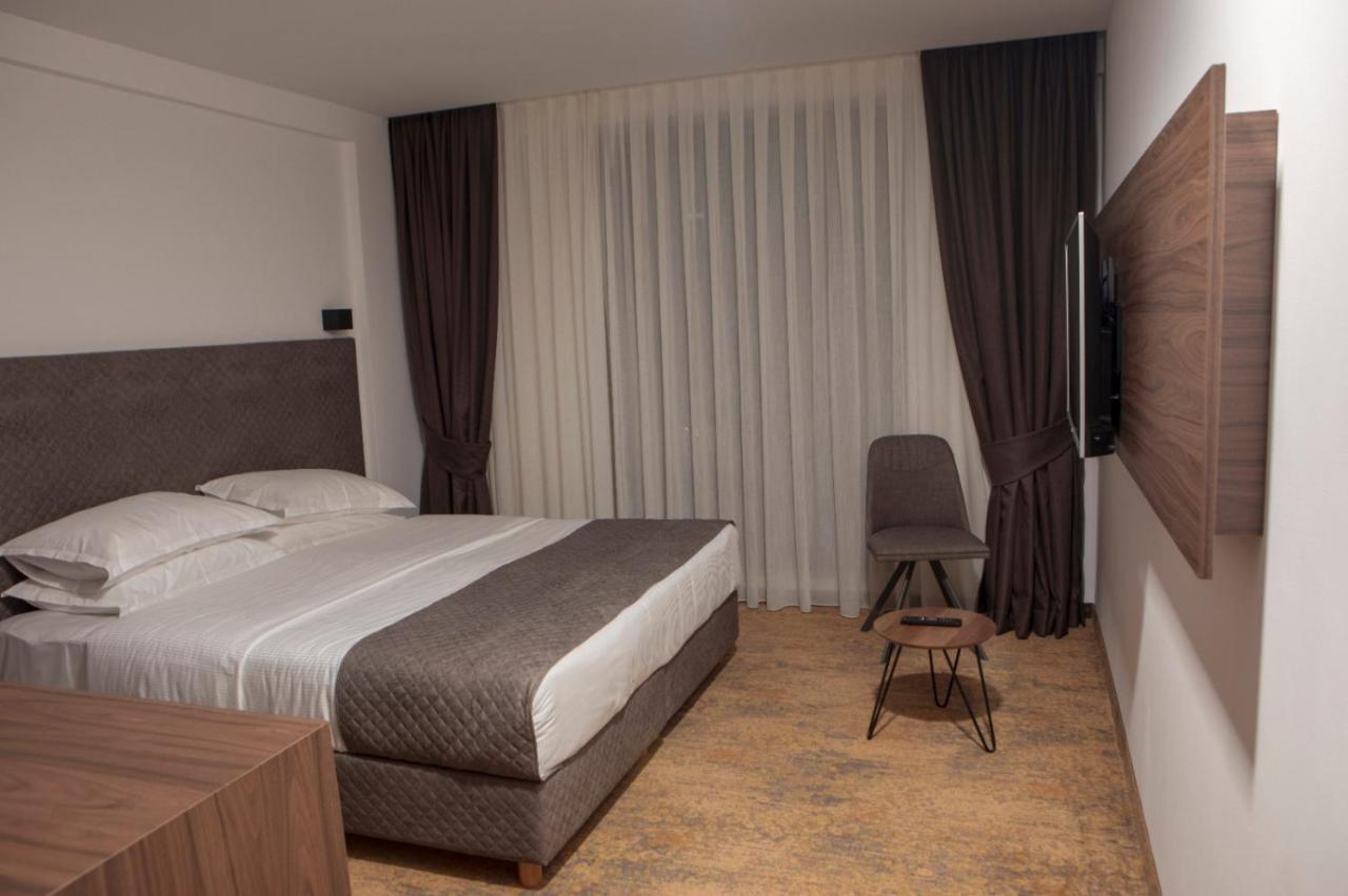 Qama Hotel Pristina Exterior photo